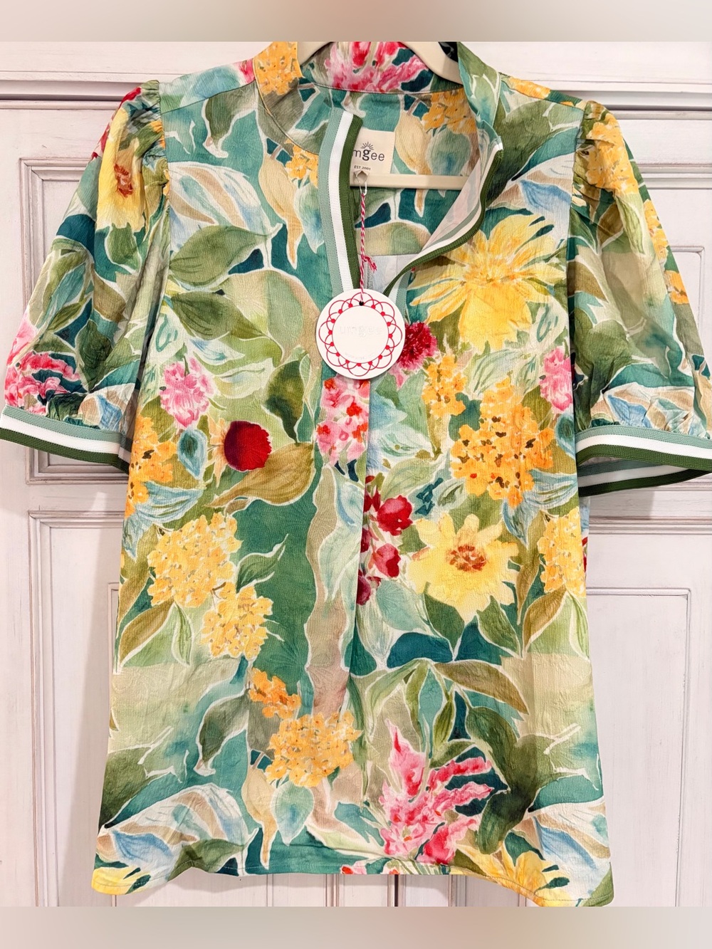 NWT SZ L Umgee Floral V-Neck Top in Green, Yellow & Pink